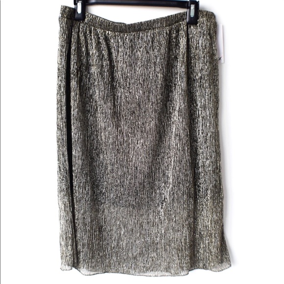 **SOLD** Dex Metallic Pleated Skirt. - Picture 2 of 4
